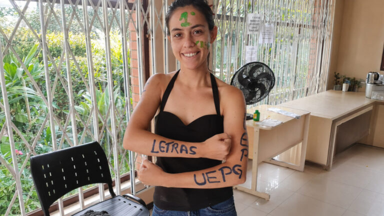 Jovem de 21 anos, em situação de rua, estudou no celular na rodoviária e conquistou 1º lugar em Letras