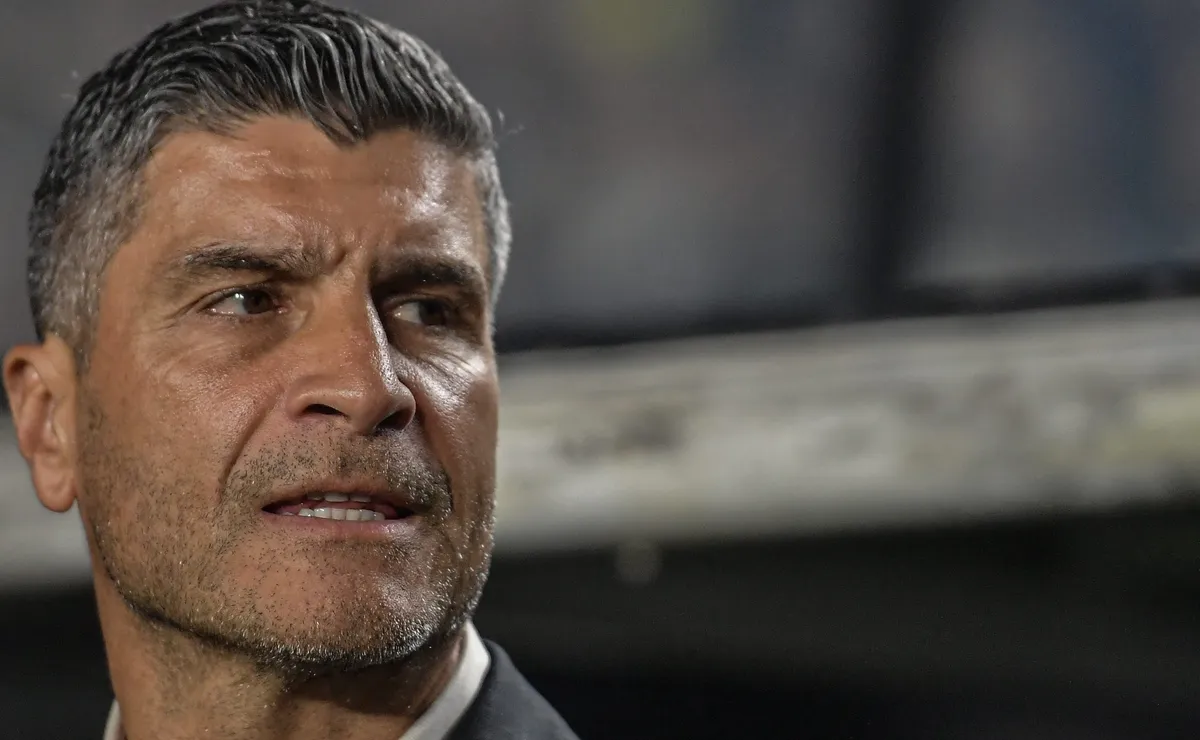 Pedro Emanuel pede paciência à torcida do Vasco sobre chegada de reforços