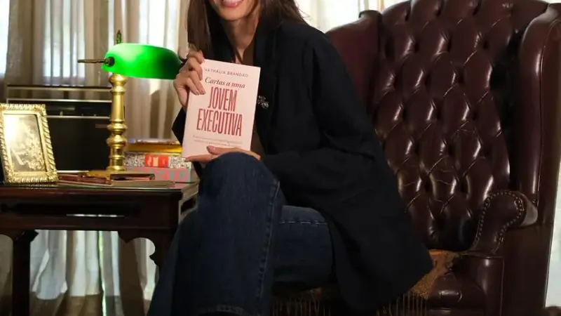 Nathália Brandão mapeia regras invisíveis da carreira em livro