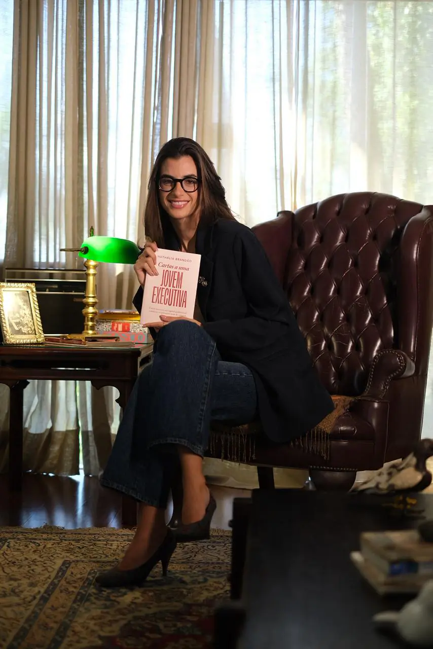 Nathália Brandão mapeia regras invisíveis da carreira em livro