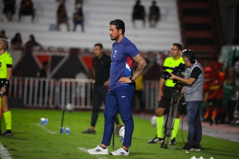 Fortaleza anuncia demissão do técnico Thiago Carpini