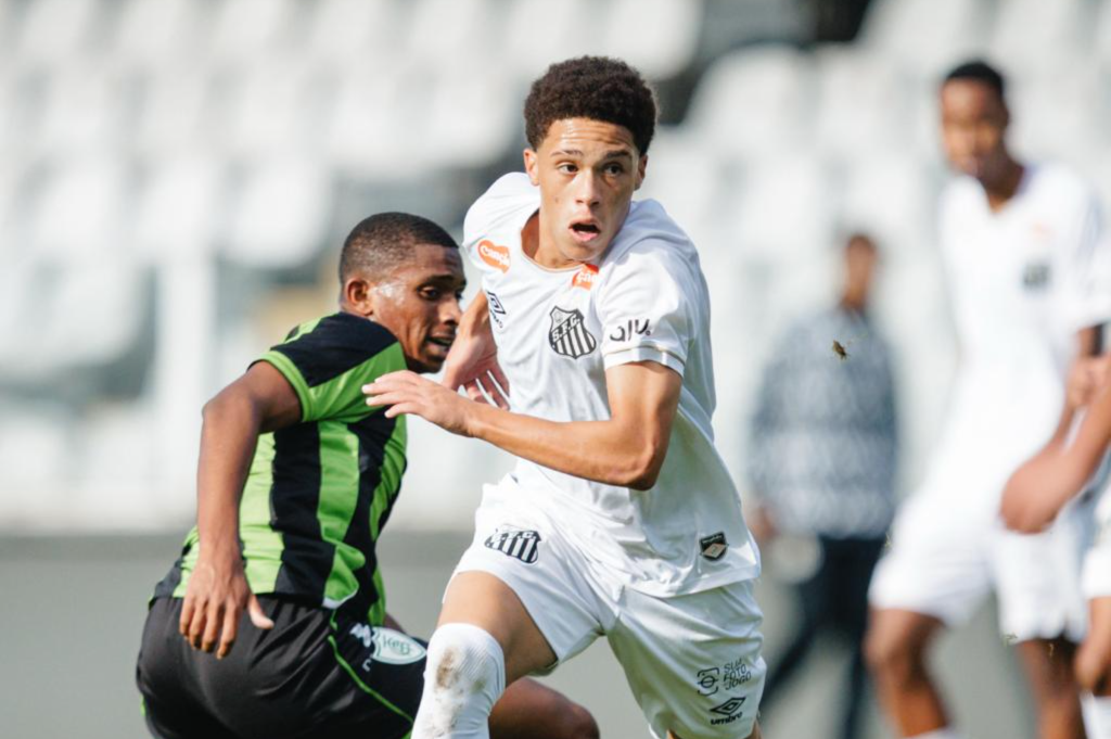 14/07/2026 — Com gol nos acréscimos, Santos vence América-MG e entra no G8 do Brasileirão Sub-17