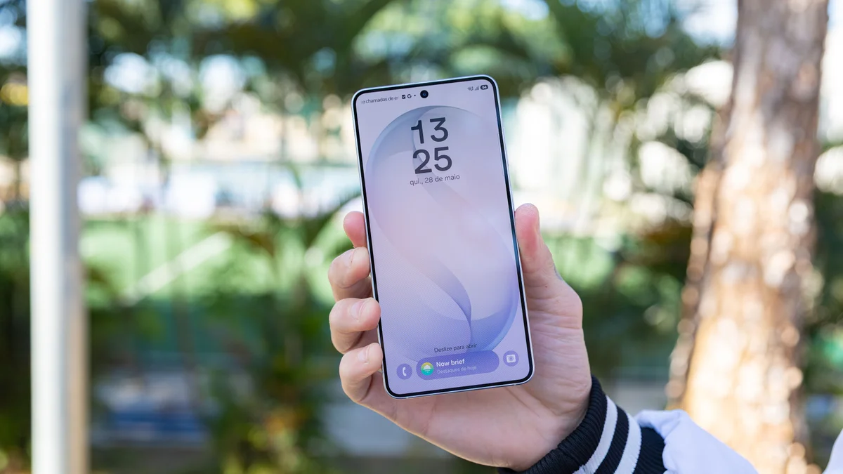 Vendas globais de celulares caem no 2º trimestre por crise de chips ligada à IA