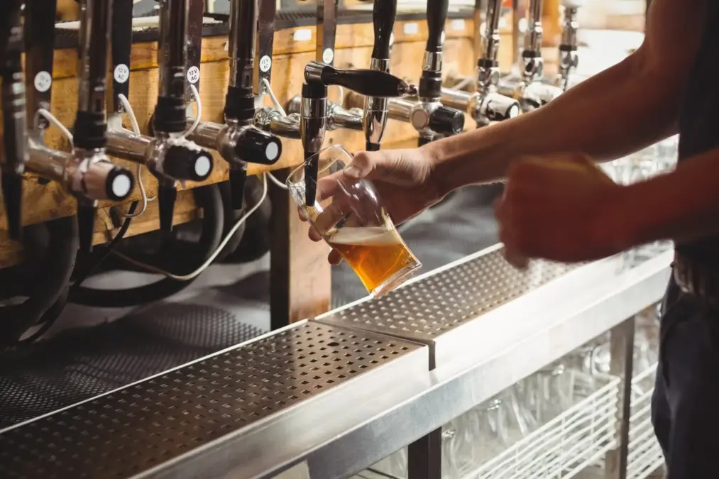 AB InBev tem lucro 22,6% maior no 2º trimestre de 2026 e mantém projeção de crescimento para o ano
