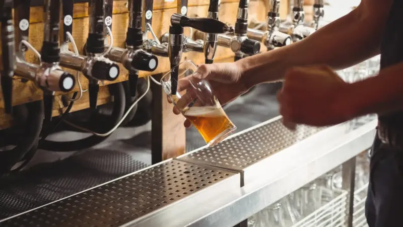 AB InBev tem lucro 22,6% maior no 2º trimestre de 2026 e mantém projeção de crescimento para o ano