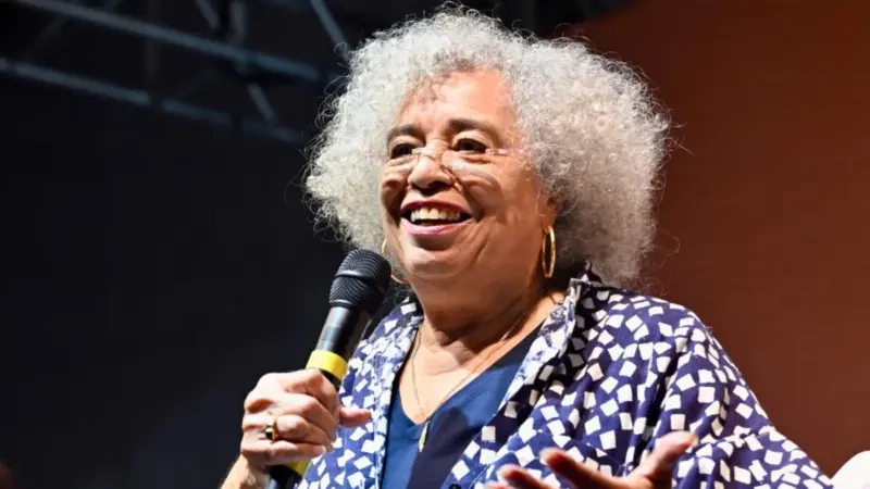 Angela Davis afirma que inclusão não basta se estruturas permanecerem as mesmas durante painel na Flip