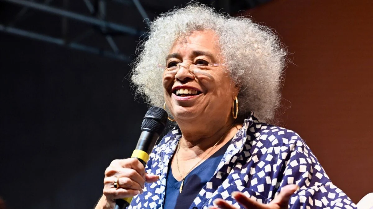 Angela Davis afirma que inclusão não basta se estruturas permanecerem as mesmas durante painel na Flip