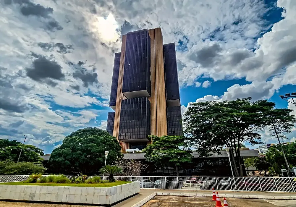 Inflação desacelera em junho e amplia chances de corte da Selic, mas riscos externos mantêm cautela
