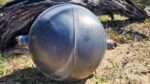 Bolas espaciais encontradas em praias de Queensland são apontadas como possíveis detritos de foguete