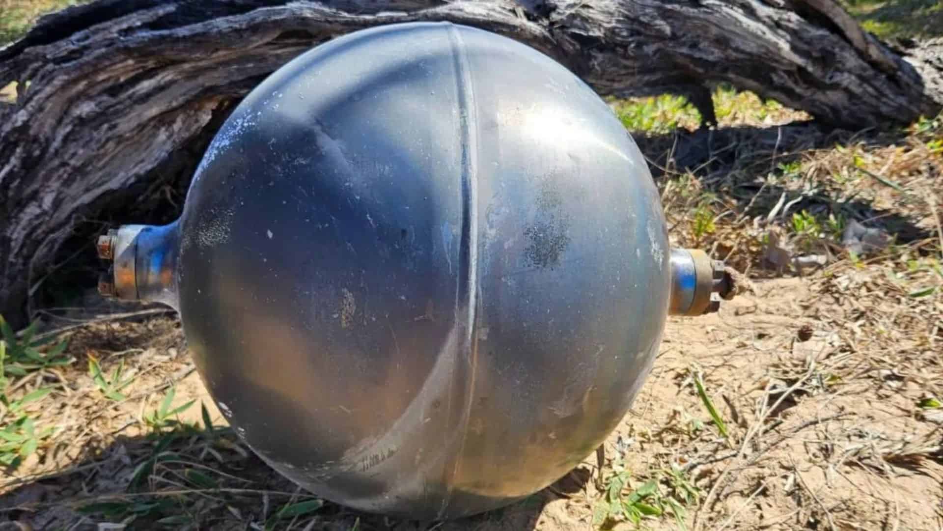 Bolas espaciais encontradas em praias de Queensland são apontadas como possíveis detritos de foguete