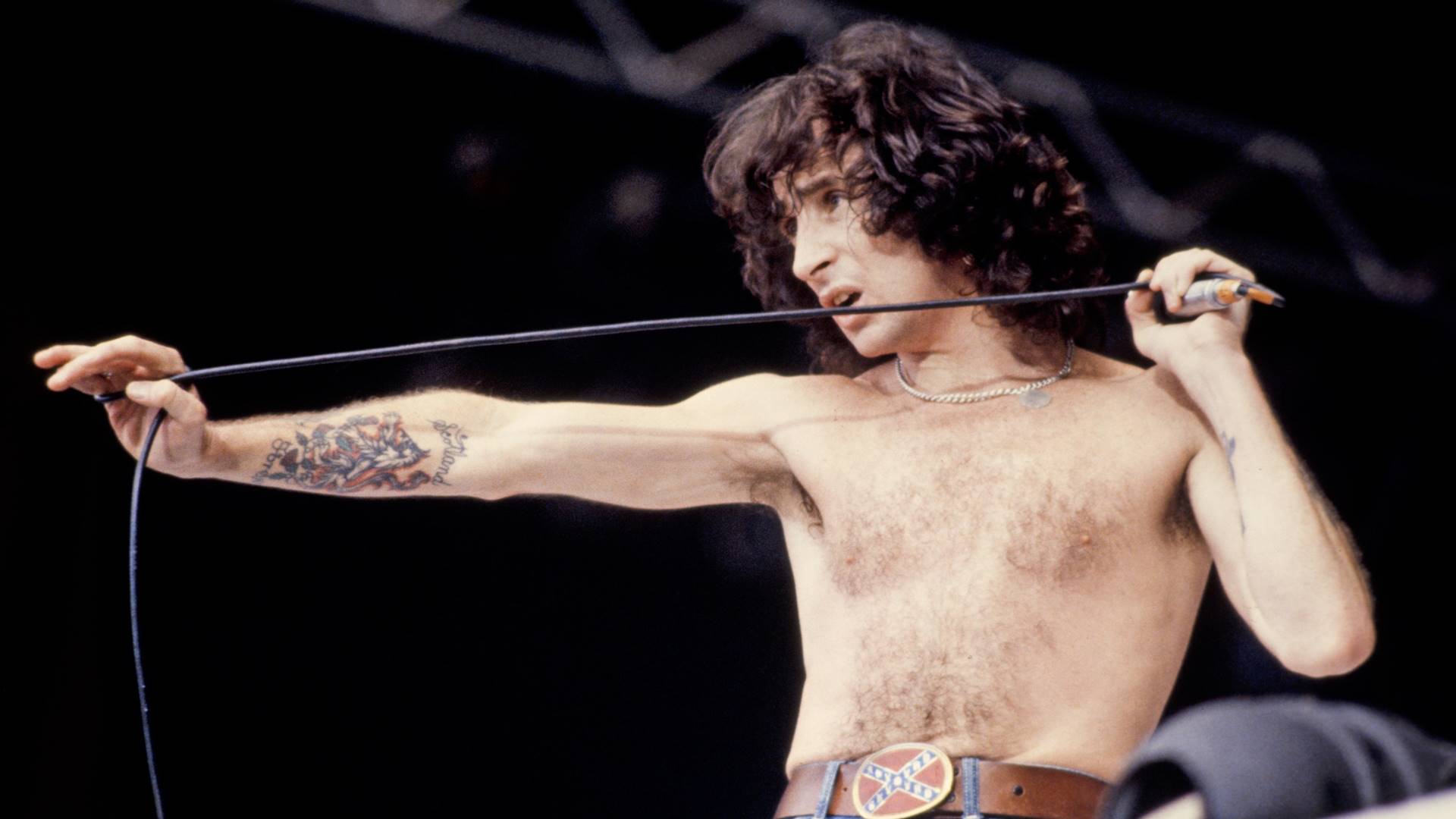 09/07/1946 — Bon Scott, a voz e o raio do AC/DC