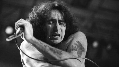 09/07/1946 — Bon Scott, a voz e o raio do AC/DC
