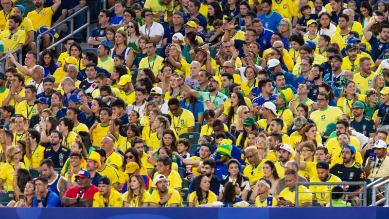 Torcida brasileira demonstra otimismo antes do duelo com a Noruega pelas oitavas