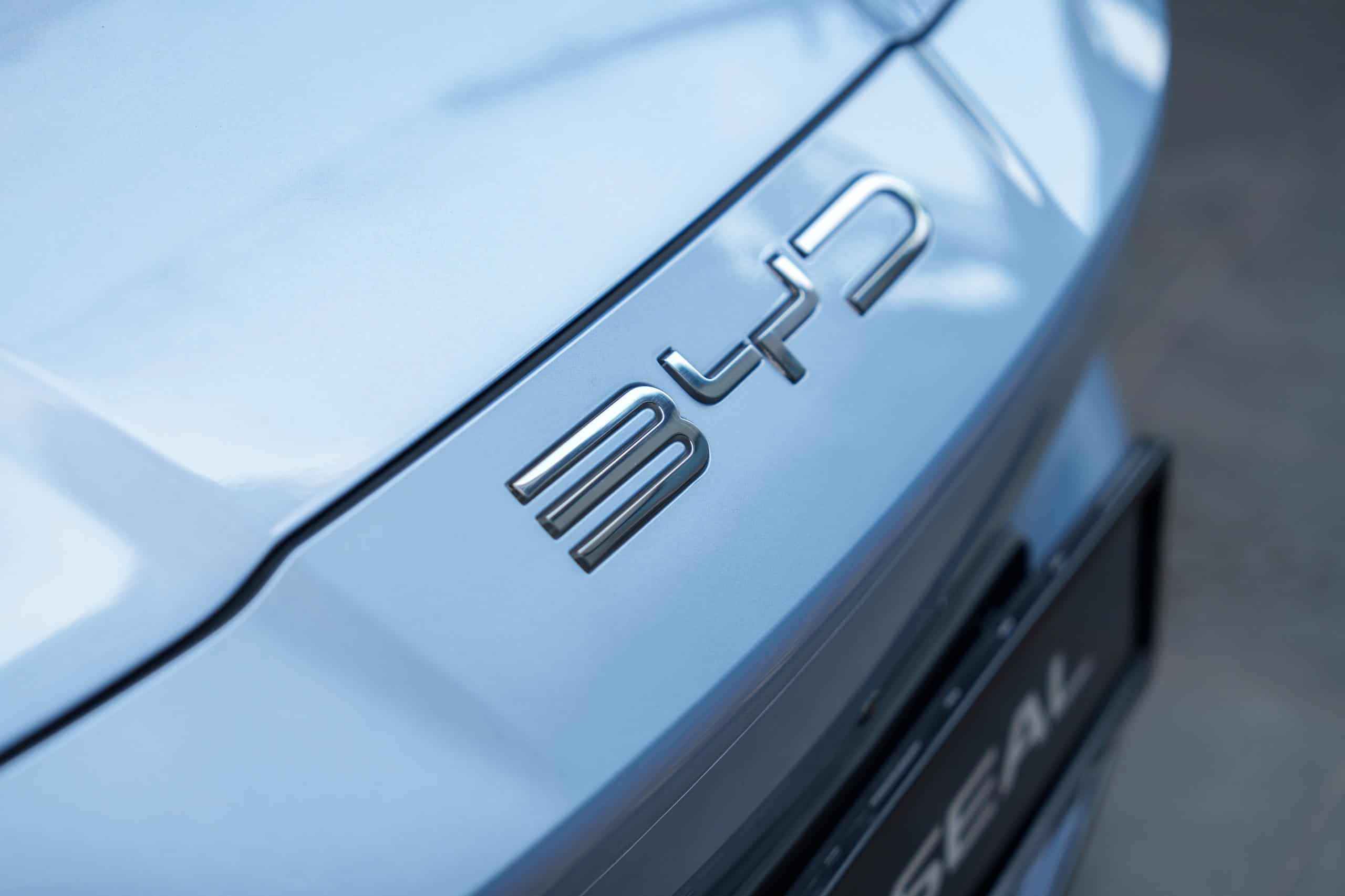 BYD supera Tesla e volta a liderar vendas de veículos totalmente elétricos