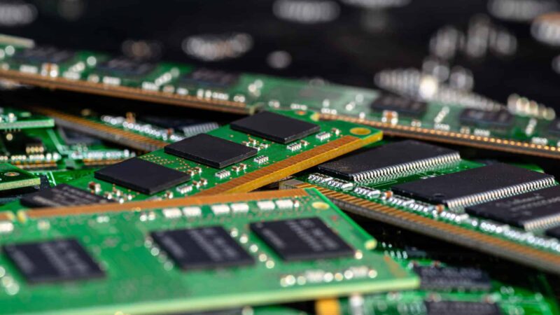 Samsung alerta que demanda por IA pode encarecer celulares e PCs até 2028