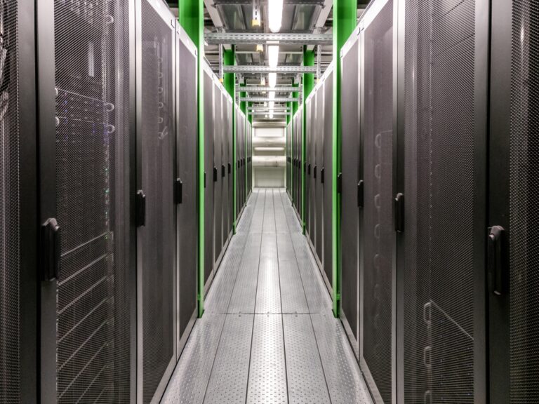 Ceará aprova marco para licenciamento de data centers e armazenamento por baterias