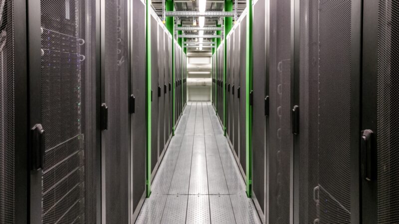 Ceará aprova marco para licenciamento de data centers e armazenamento por baterias