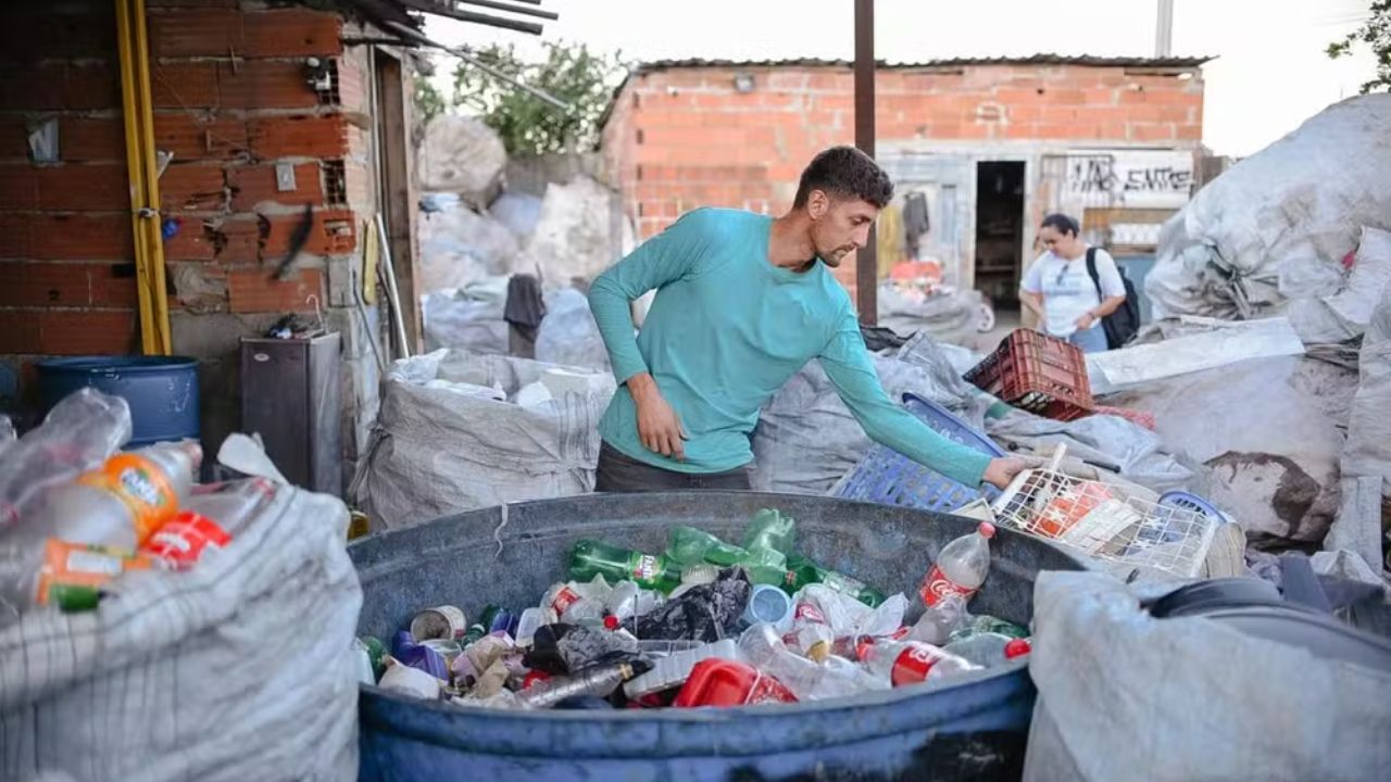 Ex-frentista deixa posto e cria negócio de reciclagem que emprega 12 pessoas e fatura R$ 20 mil por mês