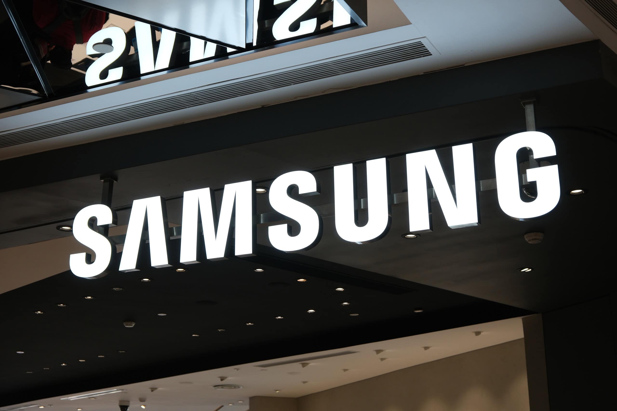 Samsung alerta que demanda por IA pode encarecer celulares e PCs até 2028