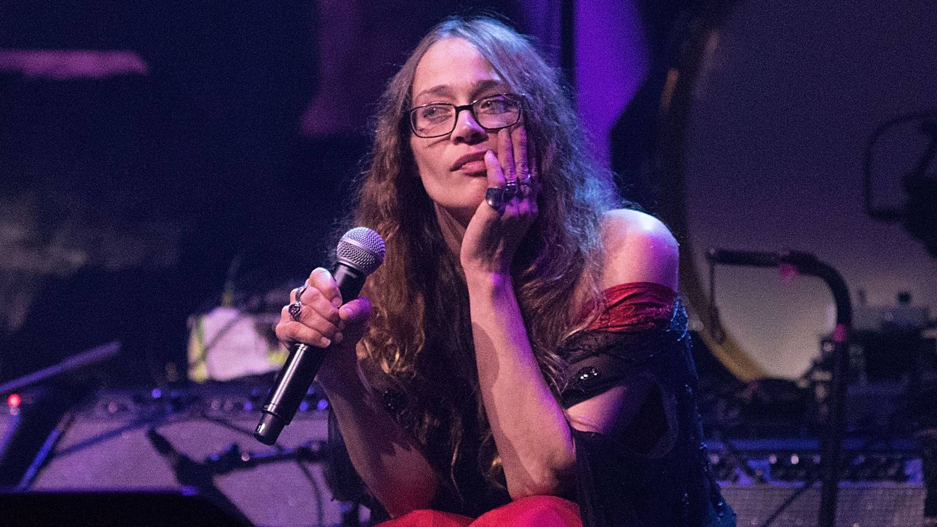 Fiona Apple lança faixa inédita como tema da minissérie Lucky, da Apple TV+