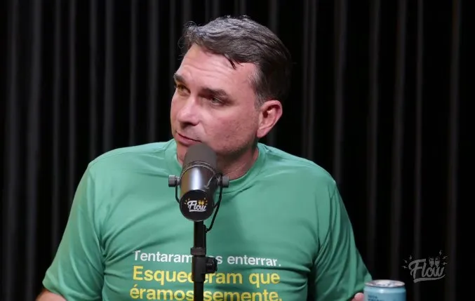 Flávio Bolsonaro diz desconhecer motivo de vídeo de Michelle e afirma não ter “nenhuma relação” com ex-primeira-dama
