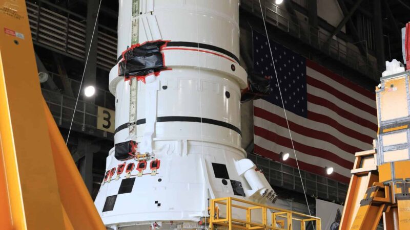 NASA inicia montagem do foguete da missão Artemis 3 no Centro Espacial Kennedy