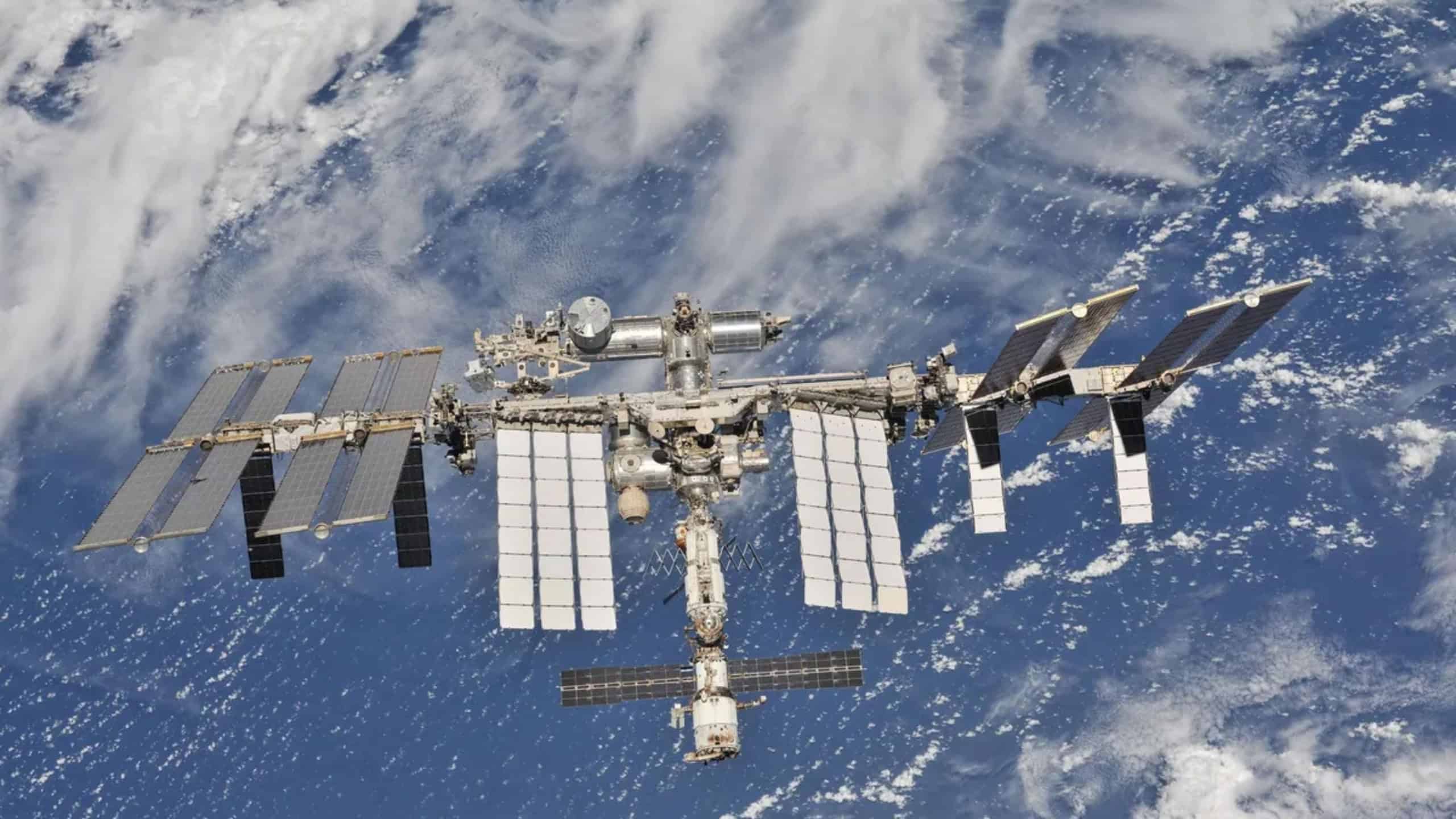 Três astronautas retornam à Terra após 241 dias na Estação Espacial Internacional