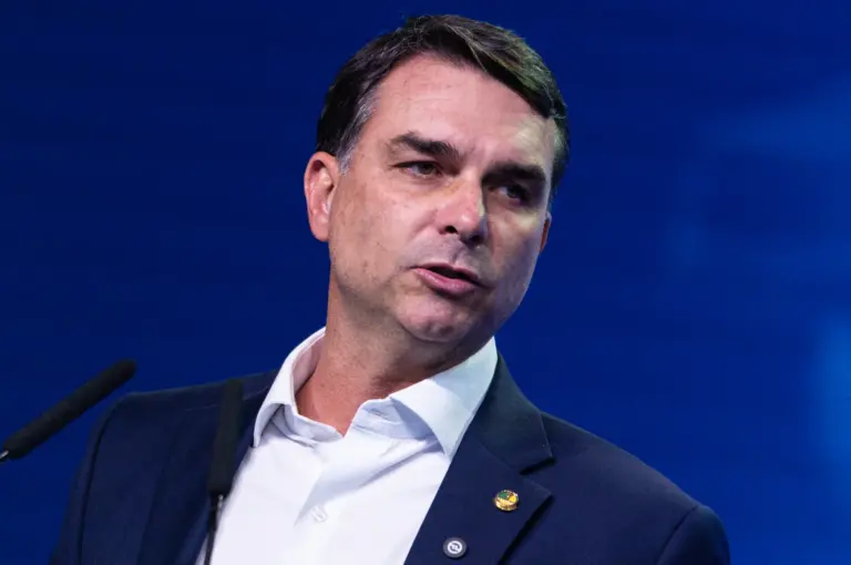 Flávio Bolsonaro pede ao USTR que pressione por redução de impostos brasileiros sobre empresas de cartão