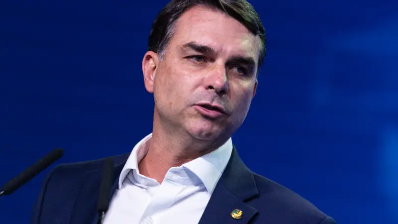 Flávio Bolsonaro pede ao USTR que pressione por redução de impostos brasileiros sobre empresas de cartão