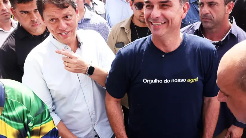 Tarcísio de Freitas diz confiar nas urnas e minimiza questionamentos feitos por Flávio Bolsonaro