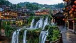 Furong atrai 6,53 milhões de visitantes em 2025 com vila histórica sobre cachoeira de 60 metros