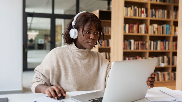 Educação digital amplia acesso à formação tecnológica e fortalece inovação no Brasil