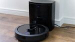 Robô aspirador KaBuM! Smart 900 com base autolimpante é encontrado por R$ 1.056,70 no Pix