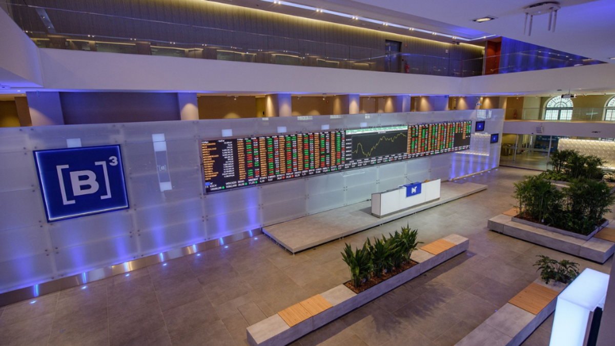Ibovespa sobe 0,47% e encerra julho com alta de 3,47%; dólar vai a R$ 5,07