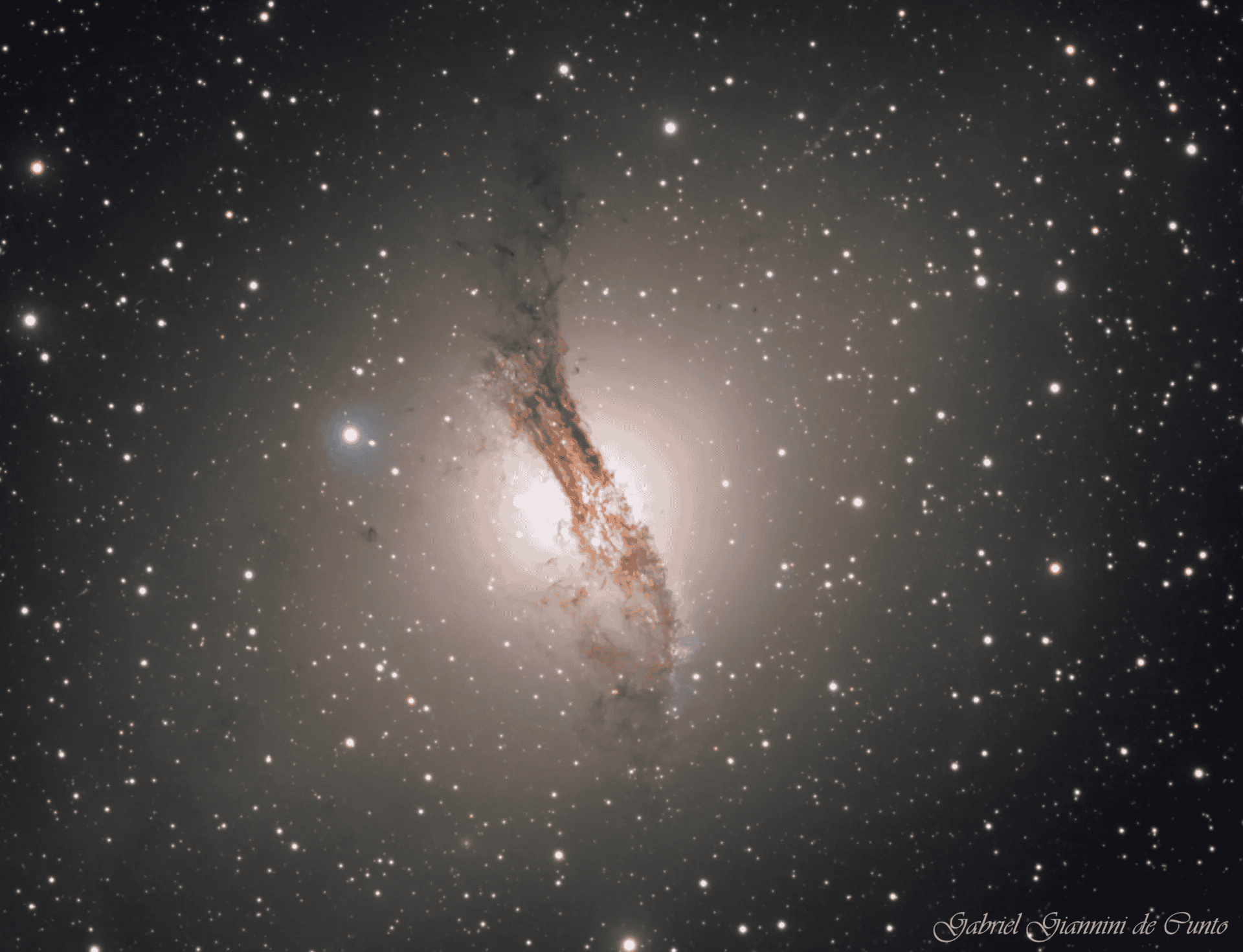 Imagens da semana destacam galáxia Centaurus A e a região de formação estelar Rho Ophiuchi