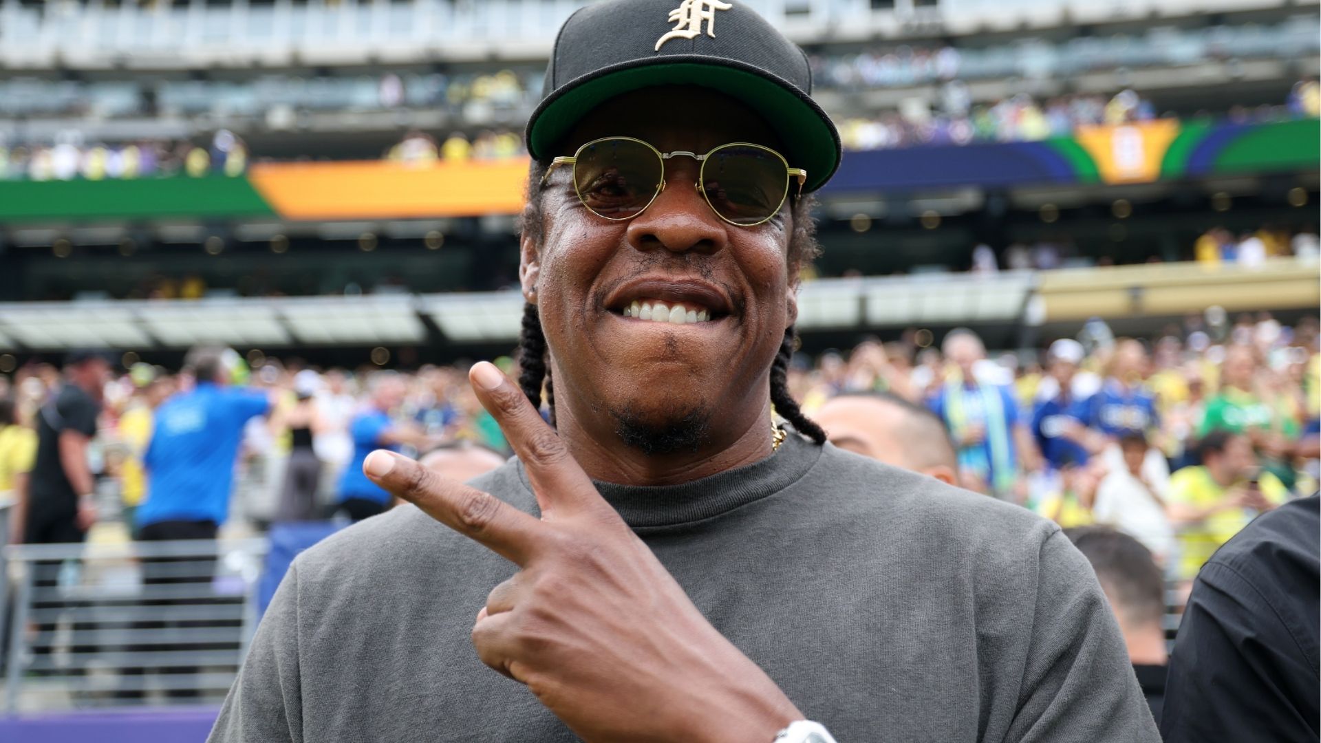 Jay-Z leva uma sequência de convidados ao palco do Yankee Stadium em 12/07/2026