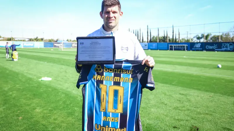 Kannemann comemora 10 anos no Grêmio em homenagem no CT Luiz Carvalho