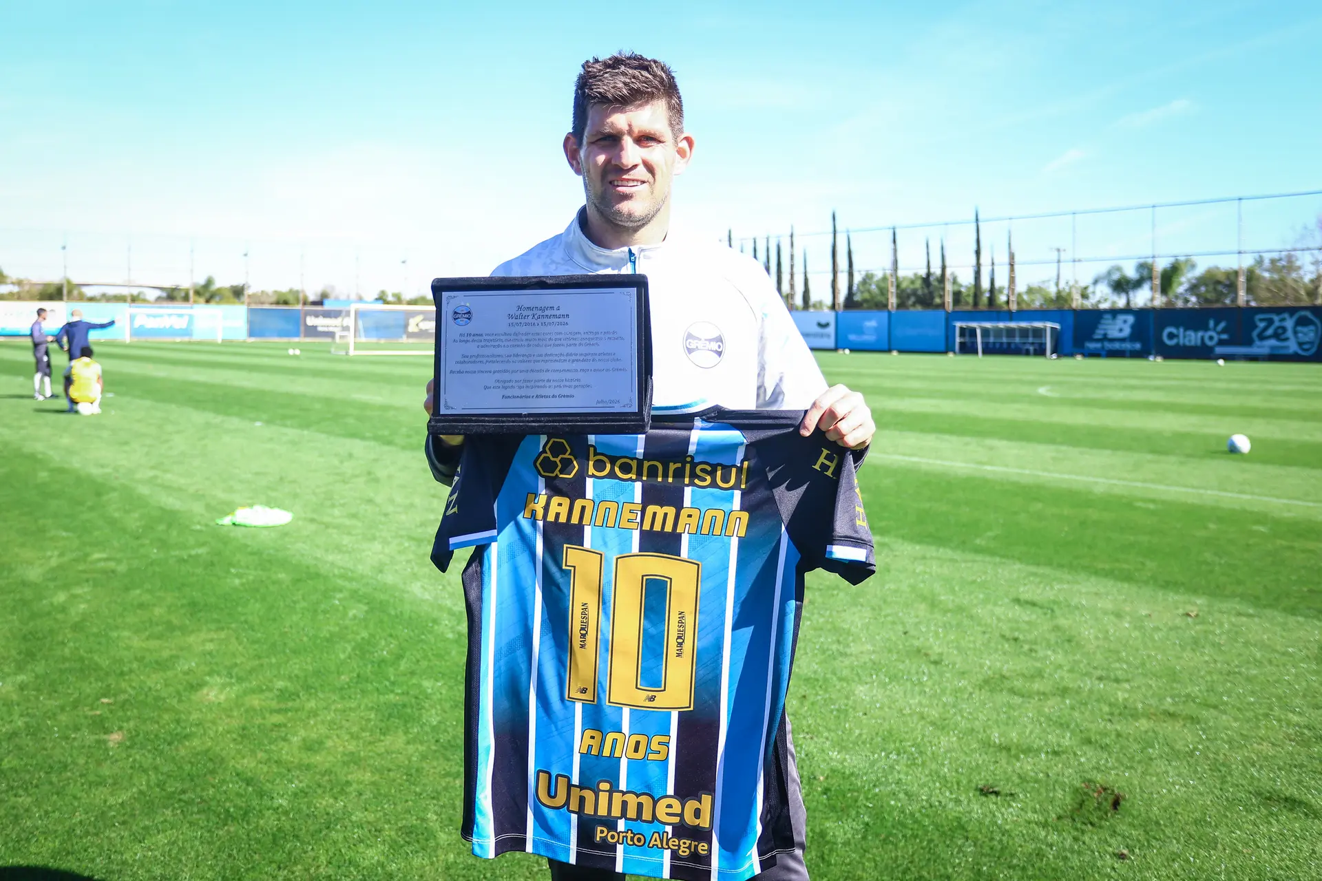 Kannemann comemora 10 anos no Grêmio em homenagem no CT Luiz Carvalho