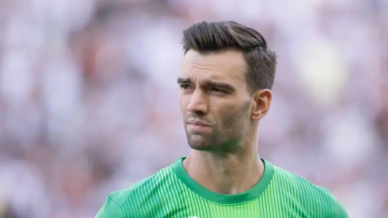 Vitória e Vasco se enfrentam no Barradão com goleiros em fases distintas