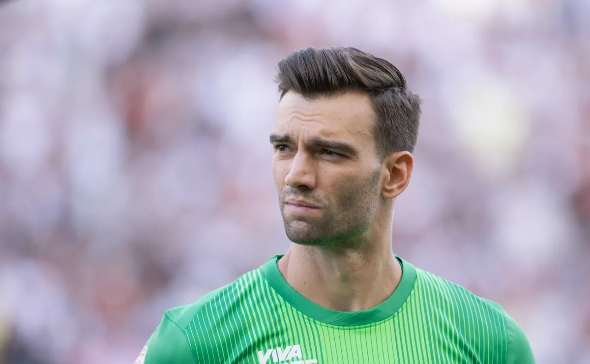Vitória e Vasco se enfrentam no Barradão com goleiros em fases distintas