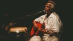 Mateus Aleluia esgota shows em minutos na CAIXA Cultural Rio com formato voz e violão