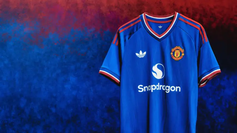Manchester United revela uniforme de visitante azul inspirado em conquistas europeias