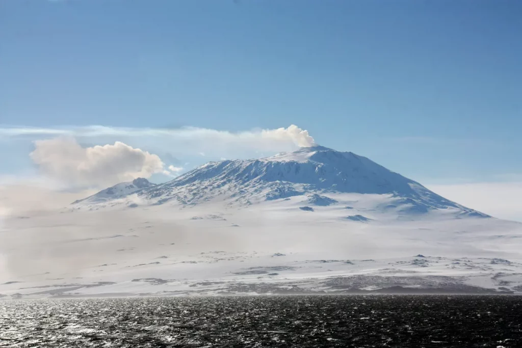 Vulcão Monte Erebus libera diariamente partículas microscópicas de ouro, mostra estudo