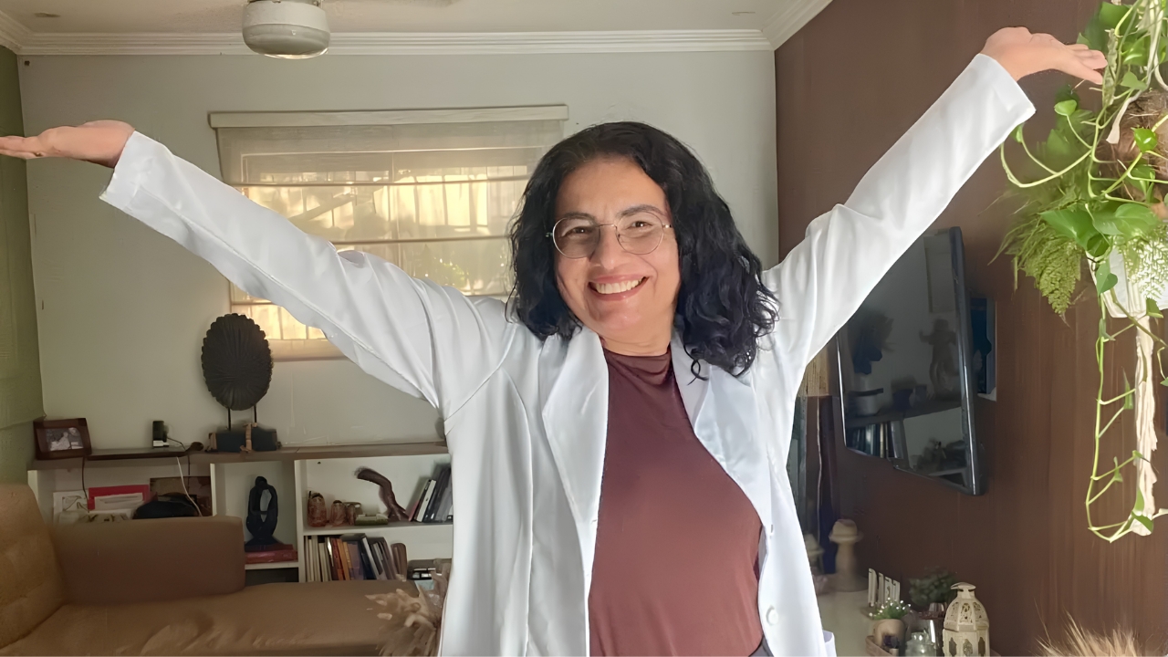 Aos 47 anos, mulher que sonhava ser médica desde a infância retoma estudos e conquista vaga em Medicina na UECE