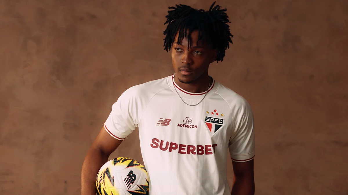 New Balance e São Paulo FC apresentam terceira camisa inspirada em alfaiataria para 2026