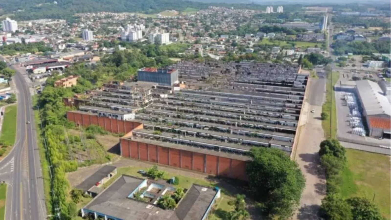 Antiga fábrica da Cecrisa, que exportou para mais de 50 países, aguarda licitação e não tem data para demolição em Criciúma