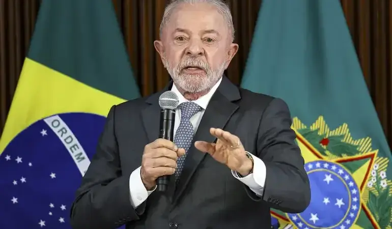 Lula critica decisão dos EUA de cobrar taxa sobre navios em Ormuz e chama medida de “pirataria”