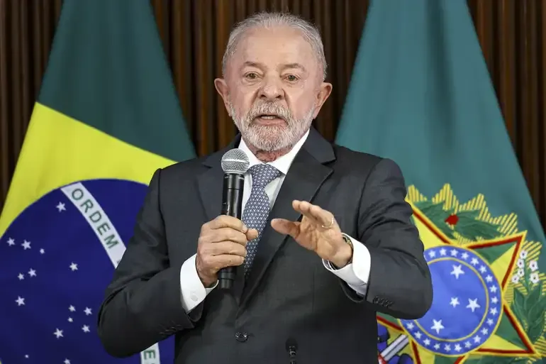 Lula critica decisão dos EUA de cobrar taxa sobre navios em Ormuz e chama medida de “pirataria”