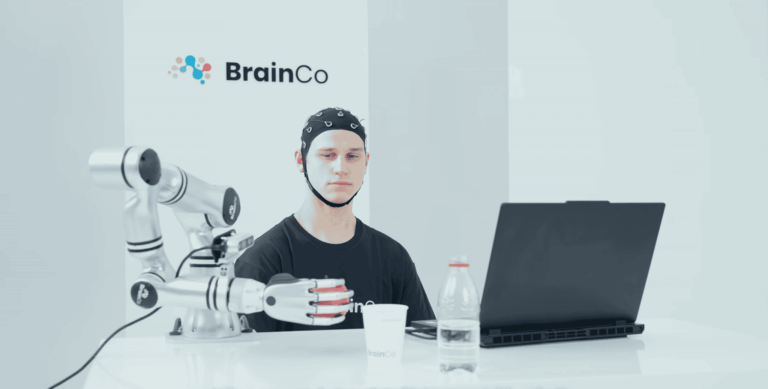 BrainCo apresenta plataforma que controla robôs pelo pensamento