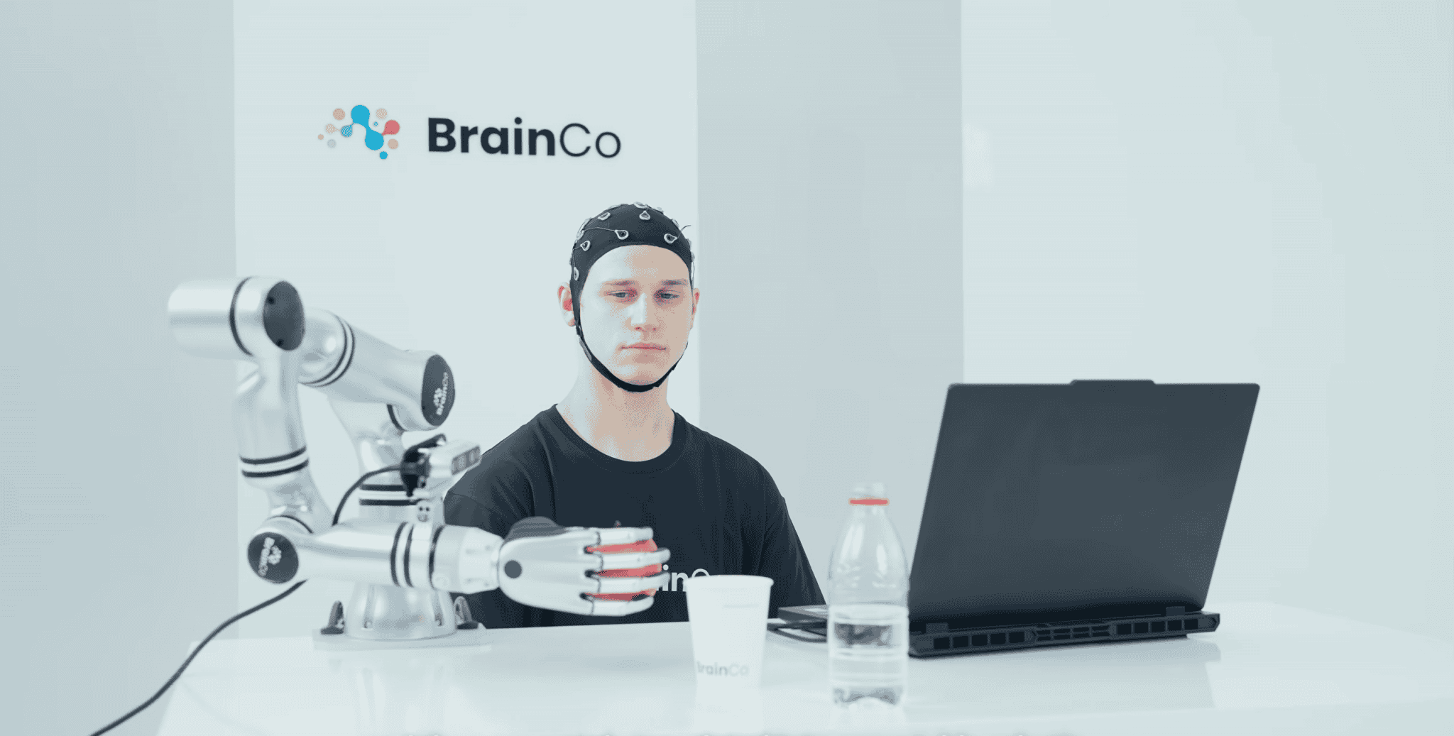 BrainCo apresenta plataforma que controla robôs pelo pensamento